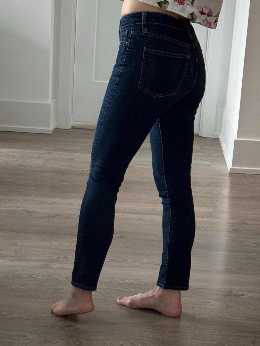 Uniqlo Dark Wash Skinny Straight Jeans - High Rise - Size 23